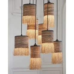 Market Set Suspension 8 Lumières En Bana Et Raphia H168cm Frange - Formentera 11 Market Set Suspension 8 Lumières En Bana Et Raphia H168cm Frange - Formentera -Market Set Shop 623101 FRN05 WEB